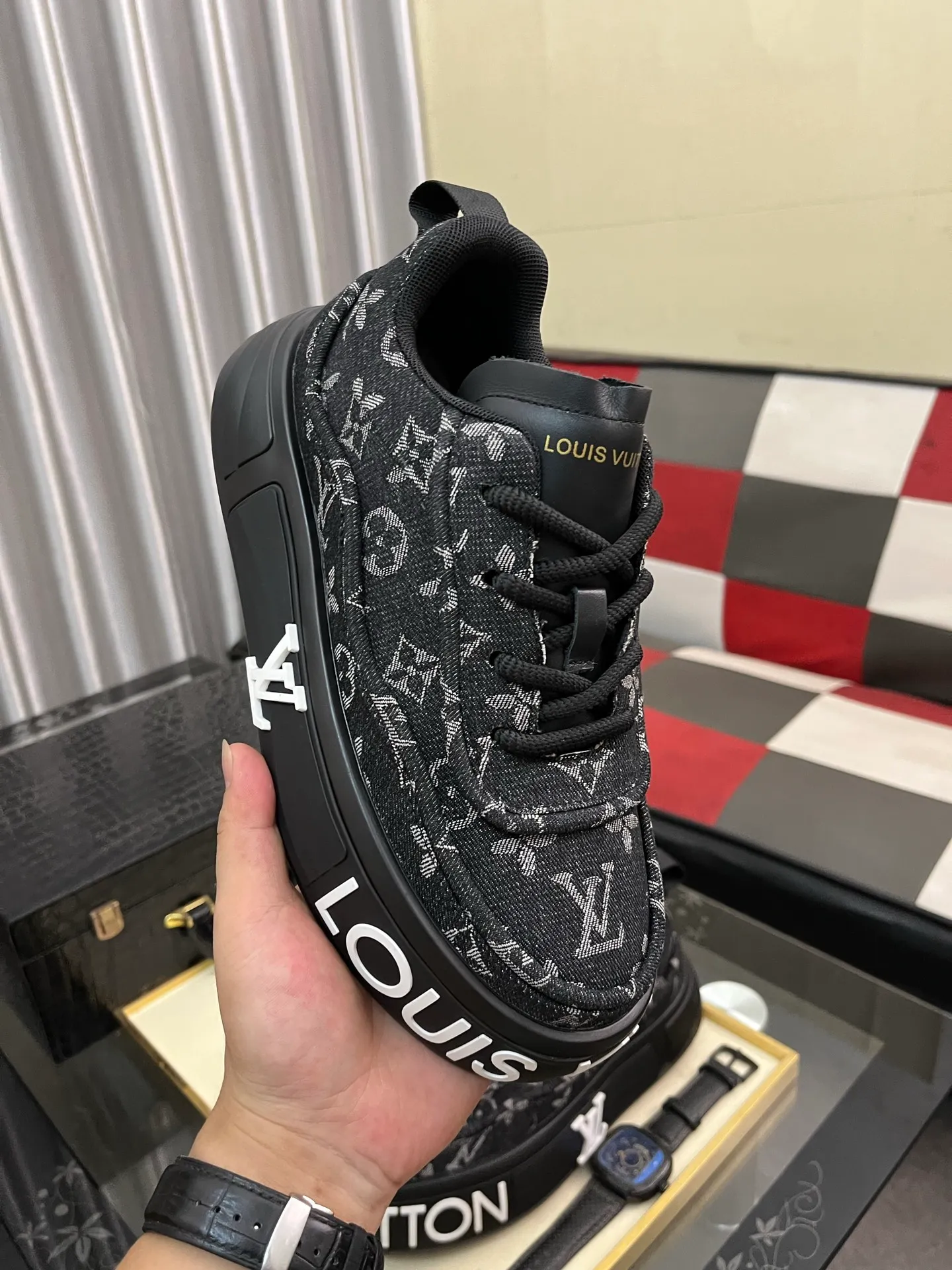 Men's shoes 💰560⌚️⌚️【LOUlS VUlTTON】Louis Vuitton ~ unique and casual style. LV counter purchasing 🏃casual shoes😍😍 Men's 2025 counters are on sale simultaneously, Italian imported brands select first-layer Italian cowhide. Cowhide leather lining (refuses to discolor and grind feet) Code number: 38-44 4⃣️colors available
